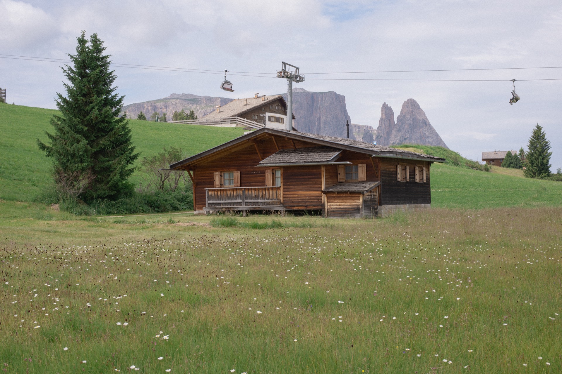 Chalet mit Schlern und Santner Spitze